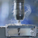 Maschio combinato RUKO ULTIMATECUT HSS durante la foratura e filettatura di un componente metallico, con utensile montato su mandrino