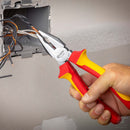 Pinza combinata isolata VDE SATA in uso su conduttori elettrici