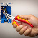 Pinza a becchi lunghi isolata VDE SATA in uso su conduttori elettrici
