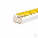 Dettaglio del gancio terminale in metallo del flessometro metrico