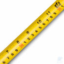 Dettaglio del nastro metrico giallo con scala millimetrata ad alta leggibilità